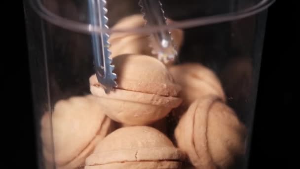 어두운 방에서 우유와 맛있는 모양의 쿠키를 유리그릇 — 비디오