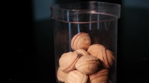 Skleněná Miska Chutných Sušenek Tvaru Vlašského Ořechu Vařeným Kondenzovaným Mlékem — Stock video