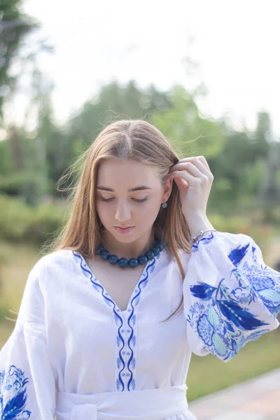 Chica Rubia Ucraniana Vestido Azul Nacional Camisa Bordada Una Joven — Foto de Stock