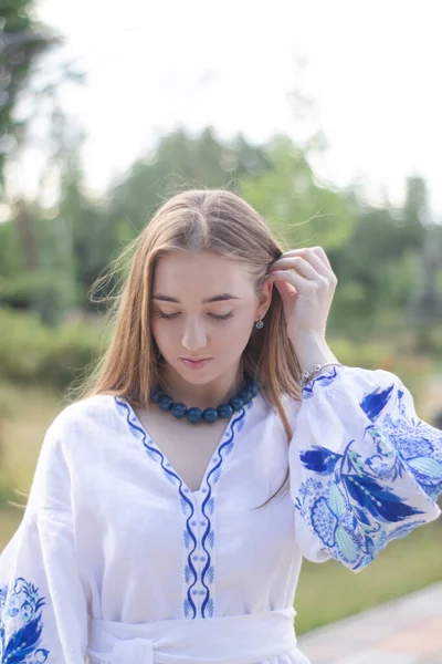 Українка Блондинка Національній Блакитній Сорочці Вишитим Одягом Молода Жінка Патріот Ліцензійні Стокові Фото