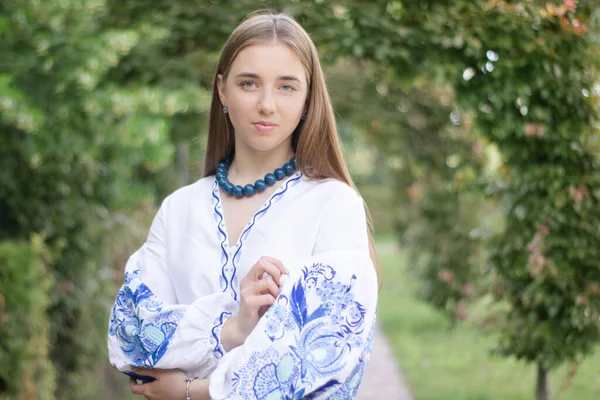 Українка Блондинка Національній Блакитній Сорочці Вишитим Одягом Молода Жінка Патріот Ліцензійні Стокові Фото
