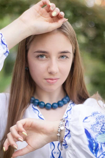 Portrait Jeune Femme Portant Une Chemise Nationale Brodée Traditionnelle Bleue — Photo