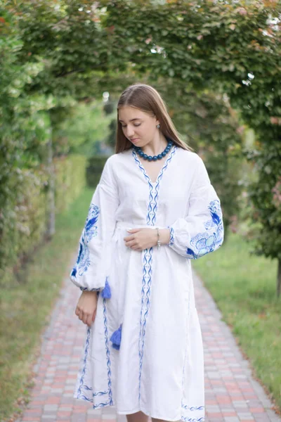 Ulusal Mavi Elbiseli Ukraynalı Sarışın Kız Nakışlı Gömlek Genç Kadın — Stok fotoğraf