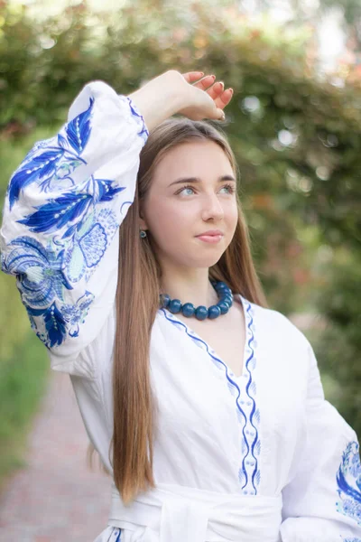 Українка Блондинка Національній Блакитній Сорочці Вишитим Одягом Молода Жінка Патріот Ліцензійні Стокові Зображення