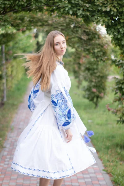 Ουκρανή Ξανθιά Κοπέλα Μπλε Φόρεμα Κεντημένο Πουκάμισο Νεαρή Πατριώτισσα Εξωτερικούς — Φωτογραφία Αρχείου