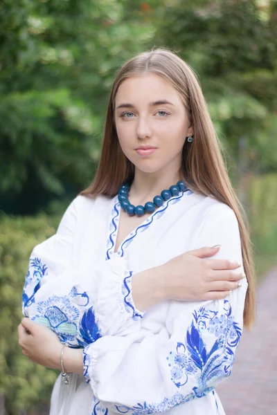 Retrato Jovem Ucraniana Vestida Azul Nacional Camisa Tradicional Bordada Parque — Fotografia de Stock