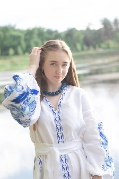 Портрет Молодої Жінки Синій Національній Традиційній Вишитій Сорочці Красива Дівчина Стокове Фото