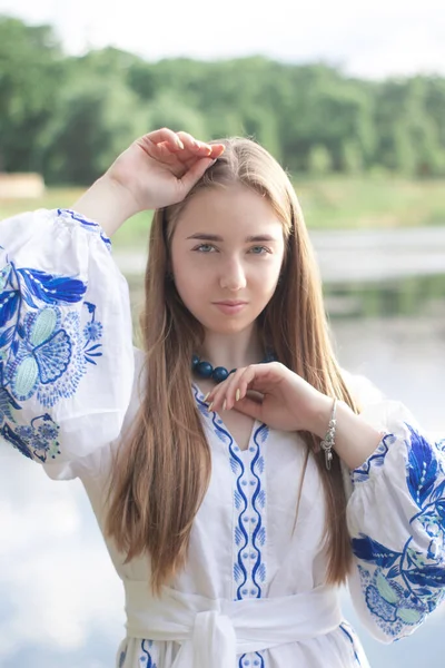 Портрет Молодої Жінки Синій Національній Традиційній Вишитій Сорочці Красива Дівчина Ліцензійні Стокові Фото