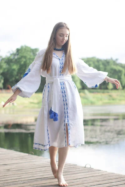 Girl Embroidered Ukrainian Shirt Sits Pier Reflection Clouds Water Lake — ストック写真