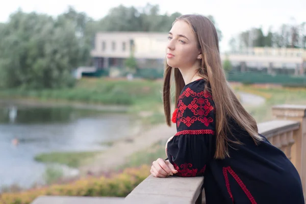Encantadora Mujer Joven Ucraniana Vestido Nacional Bordado Rojo Negro Aire —  Fotos de Stock