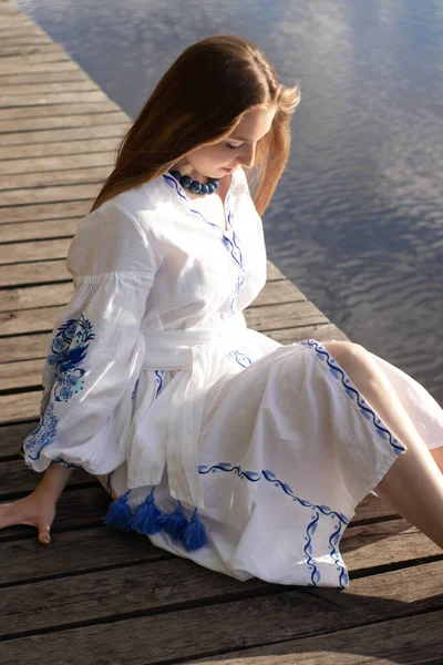 Girl Embroidered National Ukrainian Costume Pier Shore Lake Independence Day — Foto Stock