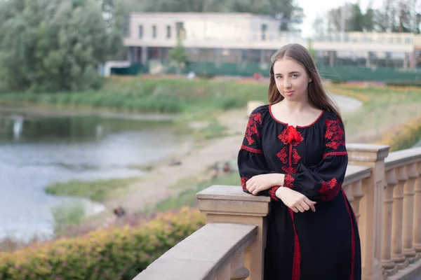 Geleneksel Ukrayna Kıyafetleri Içinde Bir Kız Siyah Kırmızı Işlemeli Elbise — Stok fotoğraf