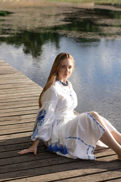 Girl Embroidered National Ukrainian Costume Pier Shore Lake Independence Day — 스톡 사진