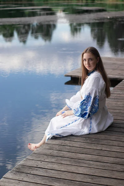 Girl Embroidered Ukrainian Shirt Sits Pier Reflection Clouds Water Lake — ストック写真