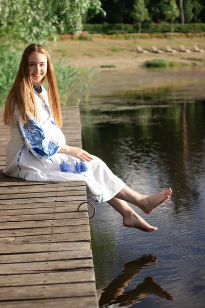 Girl Embroidered National Ukrainian Costume Pier Shore Lake Independence Day — Stok fotoğraf