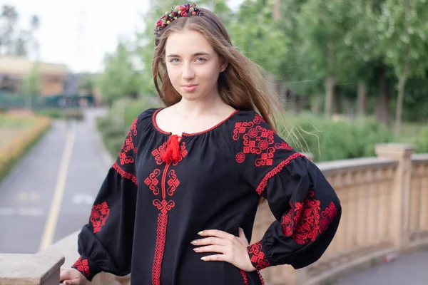 Charming Ukrainian Young Woman Embroidered National Red Black Dress Outdoors — Zdjęcie stockowe