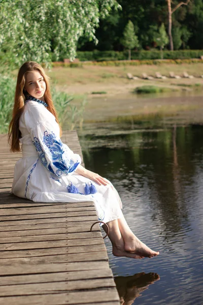 Girl Embroidered Ukrainian Shirt Sits Pier Reflection Clouds Water Lake — Fotografia de Stock