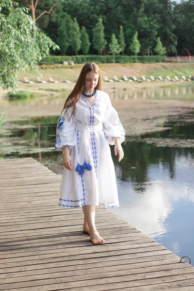 Girl Embroidered National Ukrainian Costume Pier Shore Lake Independence Day — Foto de Stock
