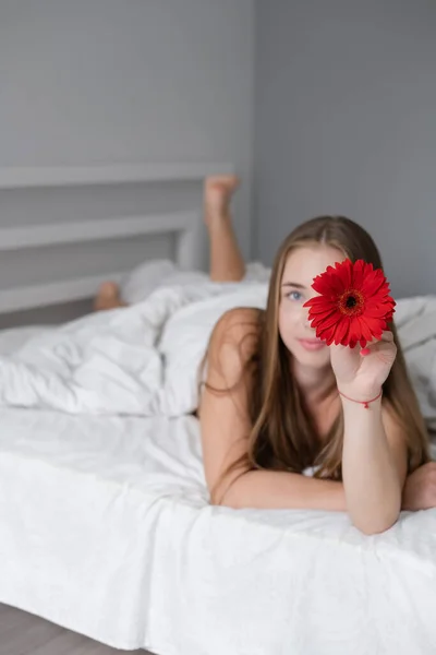 Calm Woman Flower Lying Her Bed Morning Routine Successful Date — Stockfoto