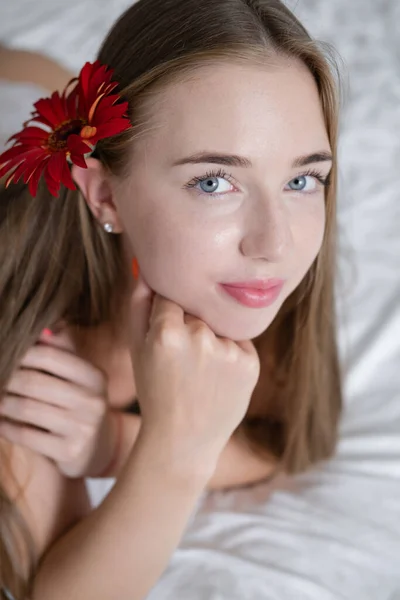 Calm Woman Flower Lying Her Bed Morning Routine Successful Date — Foto Stock