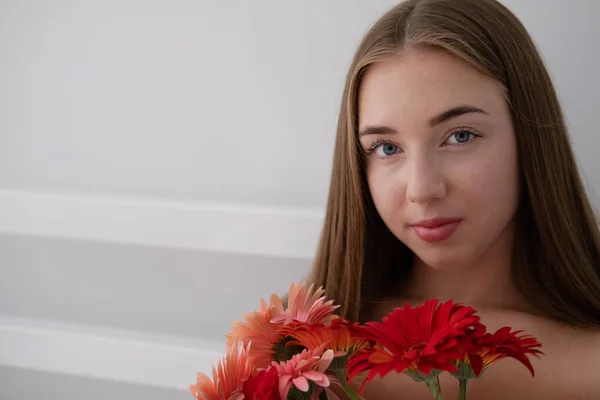 Porträt Einer Hübschen Jungen Frau Mit Rosa Und Roten Chrysanthemenblüten — Stockfoto