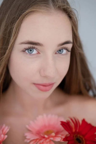 Portrait Pretty Young Woman Pink Red Chrysanthemum Flowers — Φωτογραφία Αρχείου