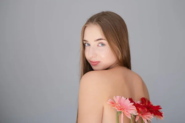 Portrait Pretty Young Woman Pink Red Chrysanthemum Flowers —  Fotos de Stock