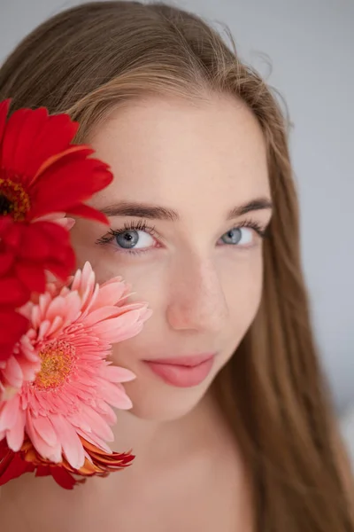 Pembe Kırmızı Kasımpatı Çiçekleri Olan Güzel Bir Genç Kadının Portresi — Stok fotoğraf