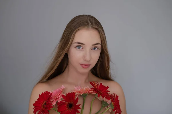 Portrait Pretty Young Woman Pink Red Chrysanthemum Flowers — Zdjęcie stockowe
