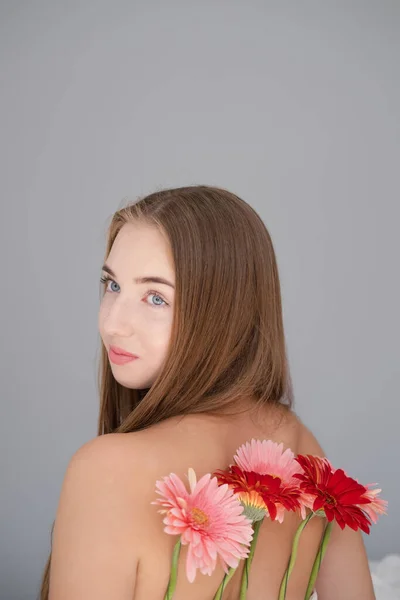 Portret Pięknej Młodej Kobiety Różowymi Czerwonymi Kwiatami Chryzantemy — Zdjęcie stockowe