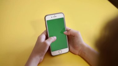 Yeşil Model Telefonlu Çocuk Kullanımı. İnternet İzleme İçerik Videoları Blog Öğrenme. Çocuk video oyunları oynuyor. Kopyalama alanı için krom anahtar. Yavaş çekim.