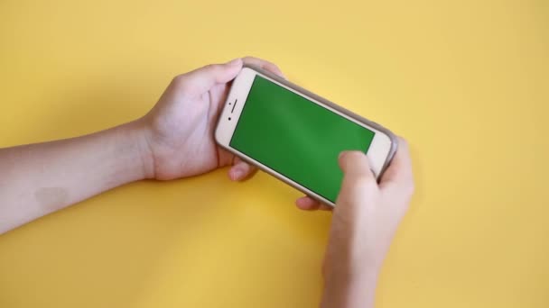 Chroma Tuşu Elinde Akıllı Telefondan Model Alınıyor Genç Çocuk Yeşil — Stok video