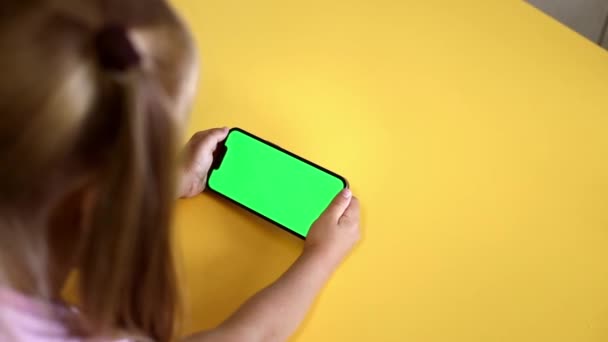 Close Preschool Girl Holding Smartphone Green Screen Layout Template Video — Stockvideo