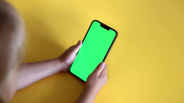 Close Preschool Girl Holding Smartphone Green Screen Layout Template Video — Stockvideo