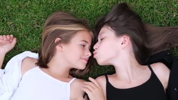 Fraternal Twins Sisters Blonde Brunette Teen Girls Fashionable Black White — стоковое видео