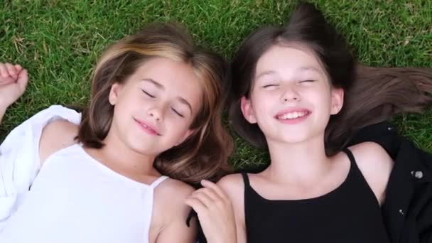 Irmãs Gémeas Fraternas Meninas Adolescentes Loira Morena Roupas Pretas Brancas — Vídeo de Stock