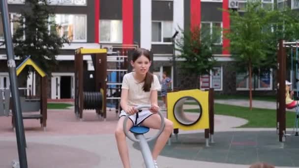 Duas Meninas Adolescentes Bonitas Que Jogam Playground Moderno Roupas Idênticas — Vídeo de Stock
