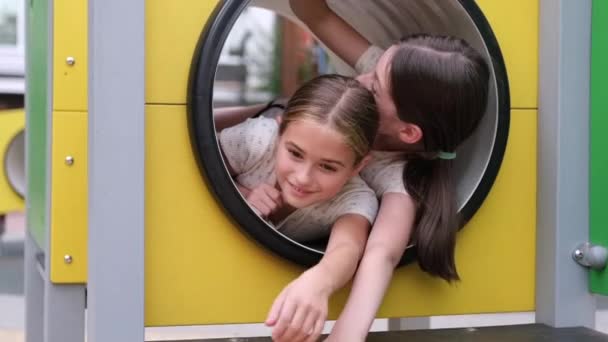 Dwie Ładne Nastolatki Bawią Się Nowoczesnym Placu Zabaw Identycznych Ubraniach — Wideo stockowe