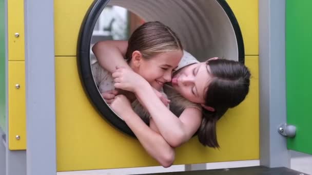 Dos Chicas Adolescentes Bonitas Jugando Patio Recreo Moderno Ropa Idéntica — Vídeo de stock