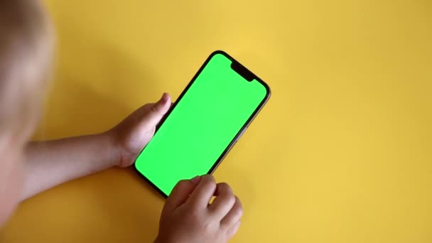 Preschool Girl Use Smartphone Green Screen Layout Chroma Key Mock — 图库视频影像