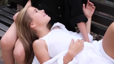 Dışarıda iki sevimli çocuğun yakın plan portresi aşkı ve arkadaşlığı paylaşıyor. Güneş ışığı ve doğa geçmişiyle eğlenen iki kız kardeş. Mutlu aile kavramı. Yazın parkta iki kız ikiz..