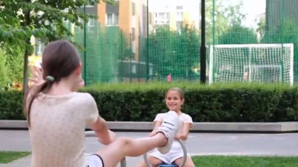 Hermandad Amistad Dos Chicas Adolescentes Encantadoras Divirtiéndose Patio Recreo Moderno — Vídeos de Stock