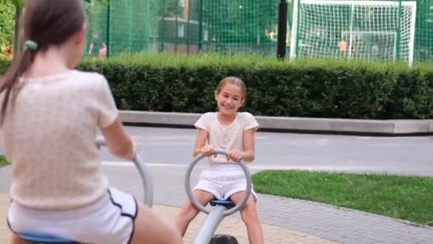 Testvériség Barátság Két Elbűvölő Tini Lány Szórakozik Egy Modern Játszótéren — Stock videók