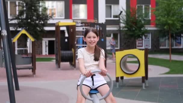 Irmandade Amizade Duas Encantadoras Meninas Adolescentes Divertindo Playground Moderno Irmã — Vídeo de Stock