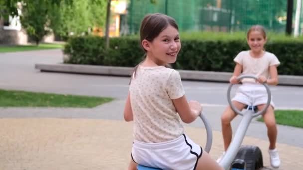 Irmandade Amizade Duas Encantadoras Meninas Adolescentes Divertindo Playground Moderno Irmã — Vídeo de Stock