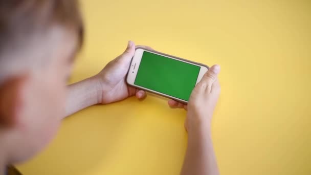 Teenager Holding Smartphone Hands Green Screen Keying Shoulder View Back — Vídeo de Stock