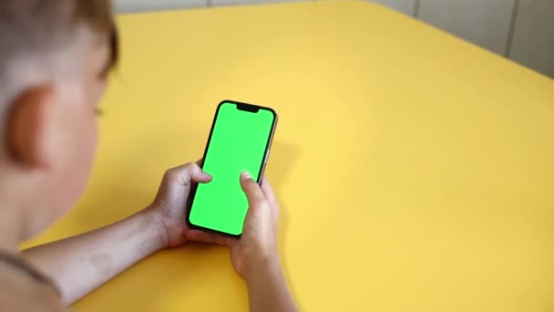 Teenager Holding Smartphone Hands Green Screen Keying Shoulder View Back — 图库视频影像