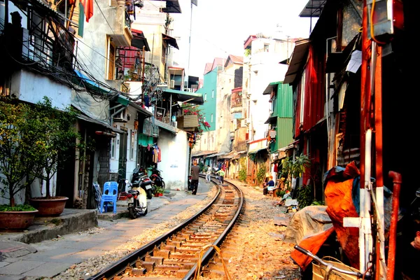 Tren geçerken kasaba evleri Hanoi — Stok fotoğraf