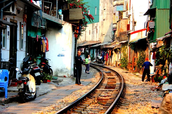 Caminho de ferro cruzando casas de cidade em Hanói — Fotografia de Stock