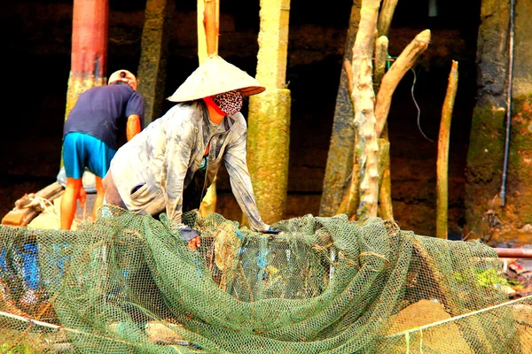 Mujer pescando en Vietnam en el delta del Mekong — Foto de Stock